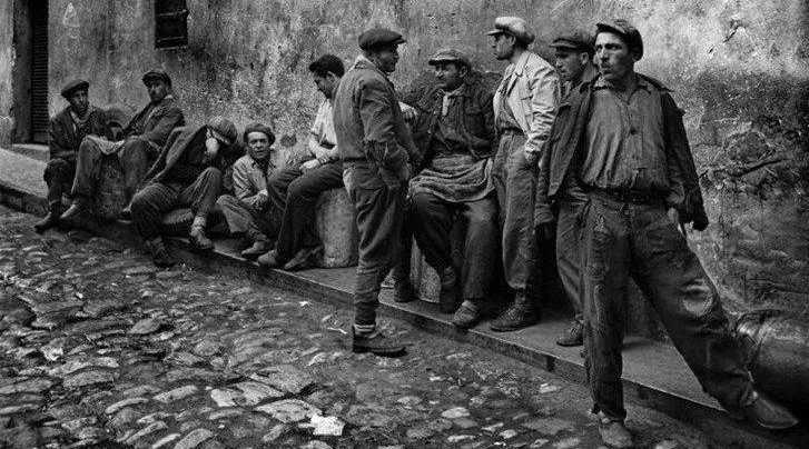 Ara Güler's 1954 Yağ İskelesi Porters Photo